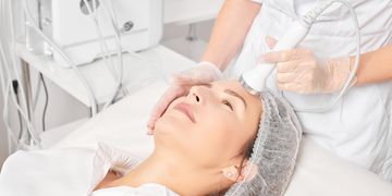 Protocollo di ringiovanimento viso-collo con ultrasuoni focalizzati eco-guidati ad alta intensità, cosmesi ed integrazione orale