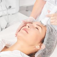 Protocollo di ringiovanimento viso-collo con ultrasuoni focalizzati eco-guidati ad alta intensità, cosmesi ed integrazione orale