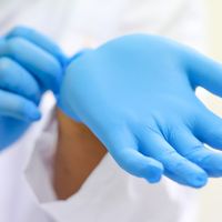 Guida all'uso corretto di guanti e mascherine