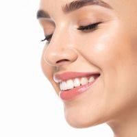 Come ottenere un risultato naturale in rinoplastica: tecnica, proporzioni, visita e recupero per un naso armonioso e mai artificiale.