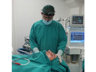 Prof. Carlo Grassi in sala operatoria