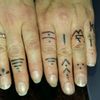 Rimuovere tatuaggi sulle dita