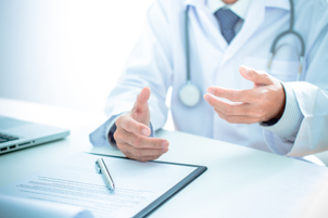 Medico che parla con il paziente