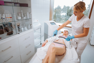 Medico estetico effettua trattamento velashape