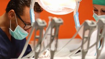 Impianti sicuri e fissi per i denti