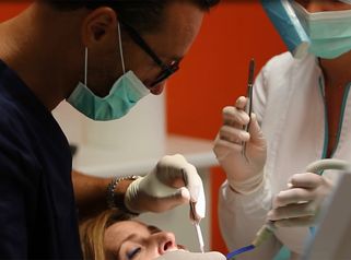 Un'estetica del viso ottimale con le faccette dentali
